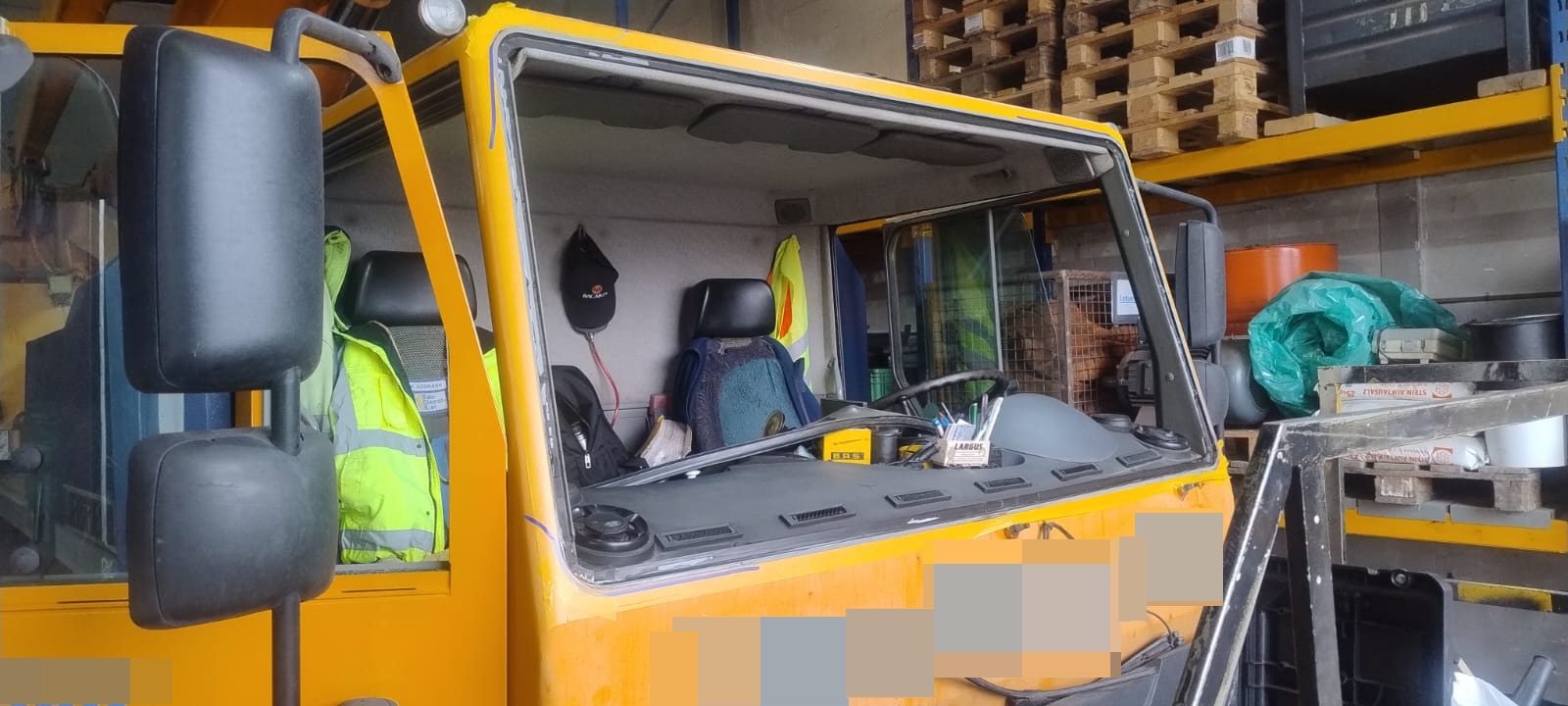 Gereinigter Scheibenrahmen einer Baumaschinenkabine bereit für die Neuverglasung